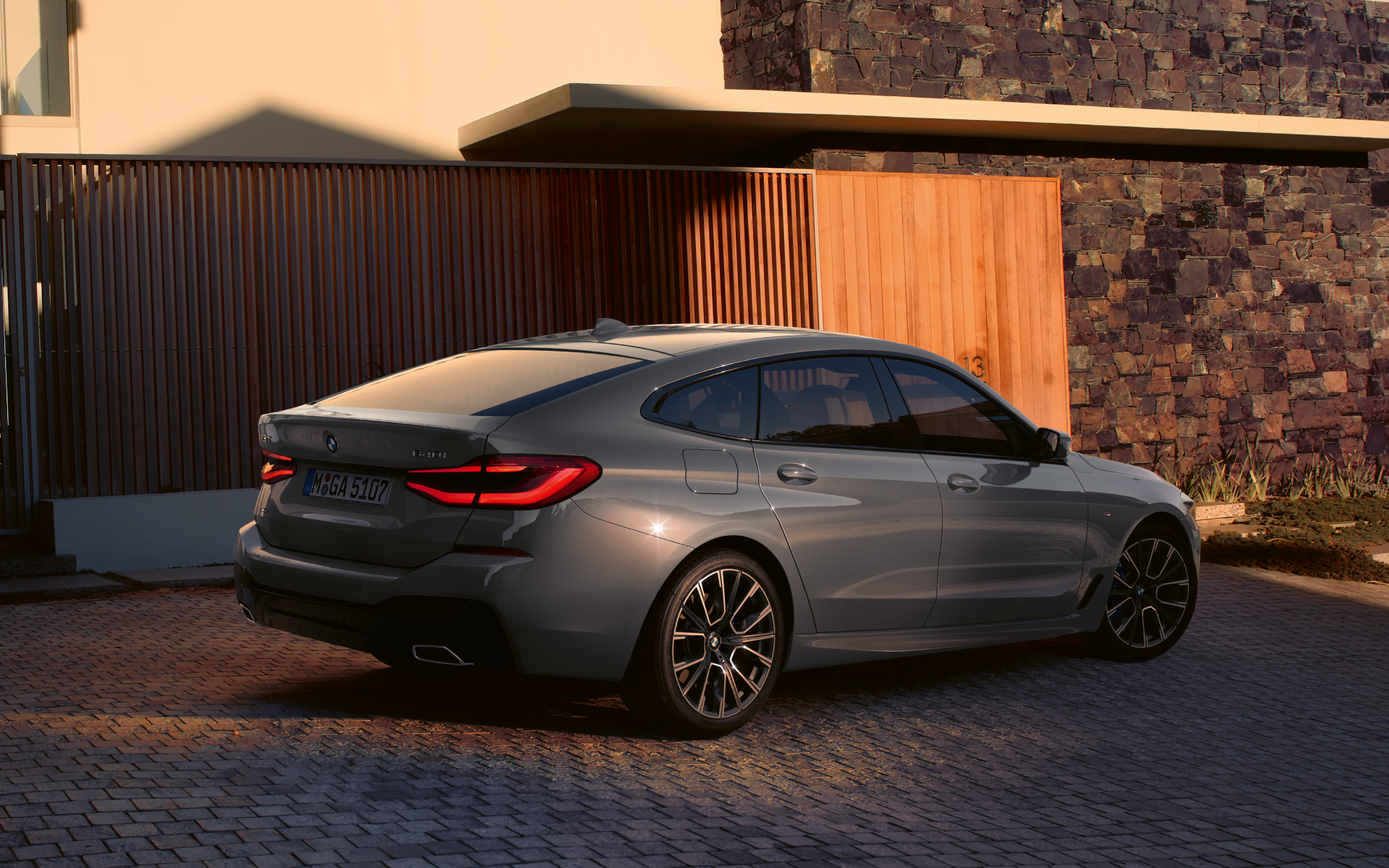 Дизайн задней части BMW 6-й серии Gran Turismo 640i xDrive G32 2020 года серого цвета Bernina Grey, вид сзади