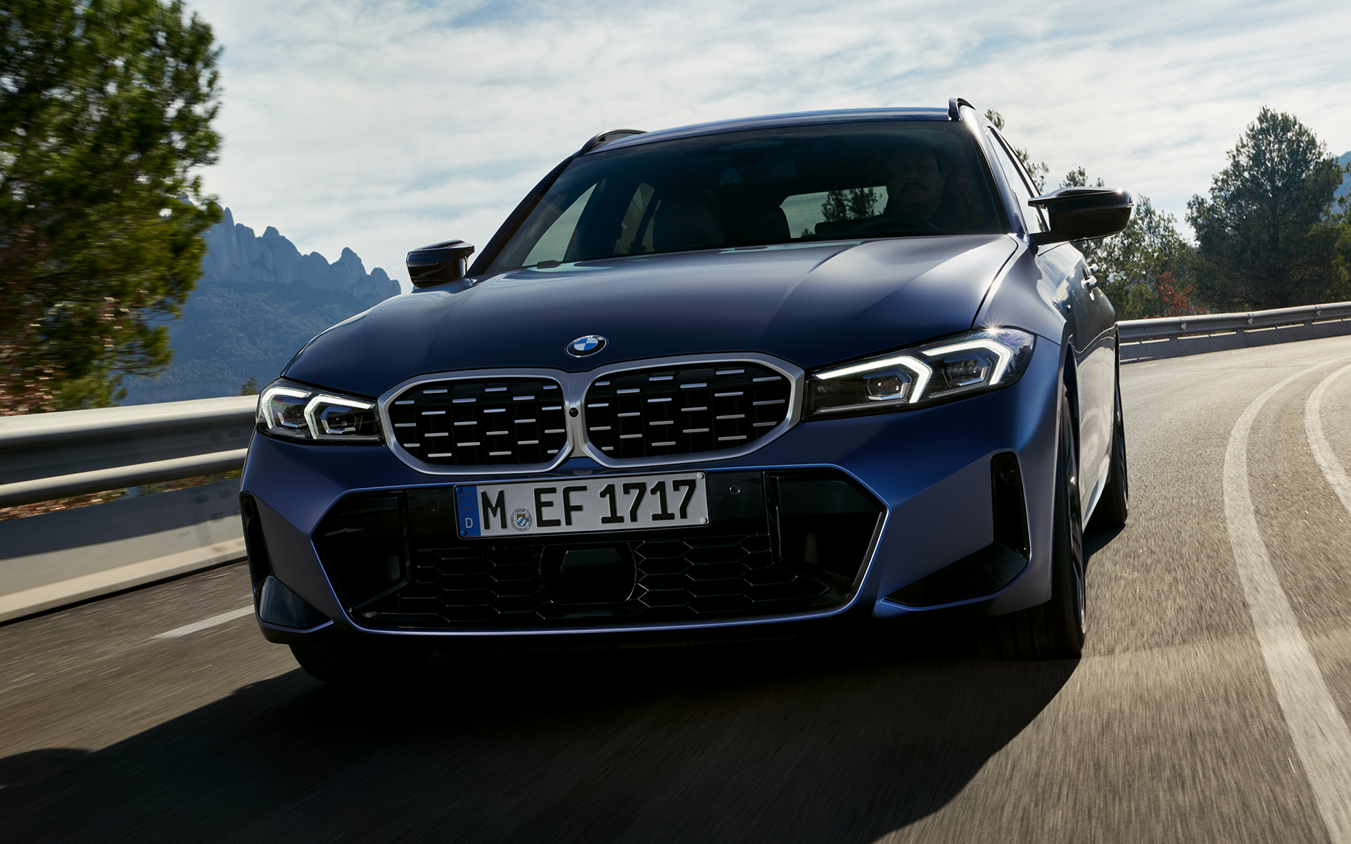 BMW M340i xDrive Touring G21 в цвете Frozen Tanzanite Blue, вид спереди в движении на улице