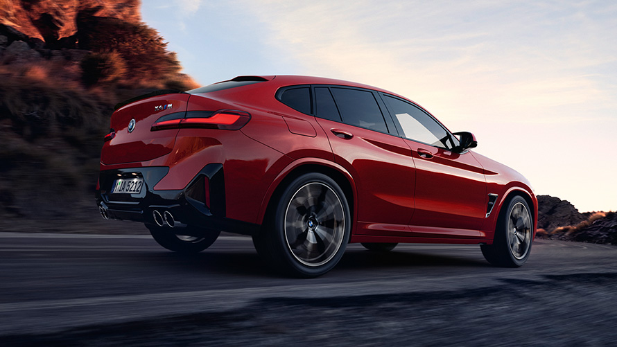 BMW X4 M F98 LCI Facelift 2021 M xDrive, вид сзади в три четверти двигаясь по дороге