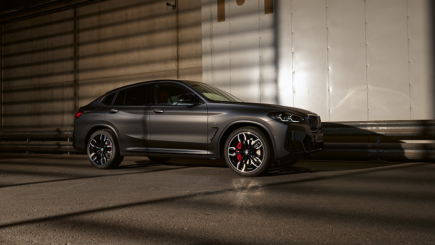 BMW X4 M40i G02 LCI 2021 Facelift, вид сбоку перед глянцевой стеной