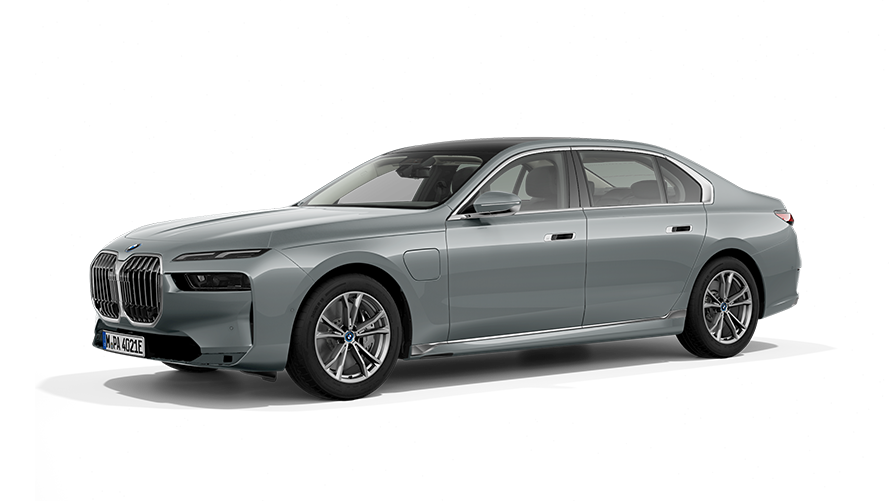 BMW M760e xDrive PHEV, вид спереди с поворотом в три четверти